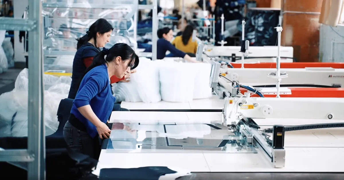 Швейный цех PavlovCraft — сотрудницы за оборудованием