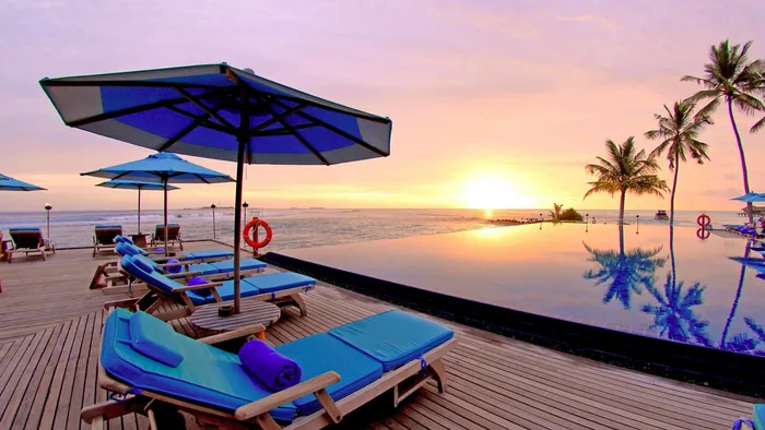 Пляжные лежаки с подушками у моря