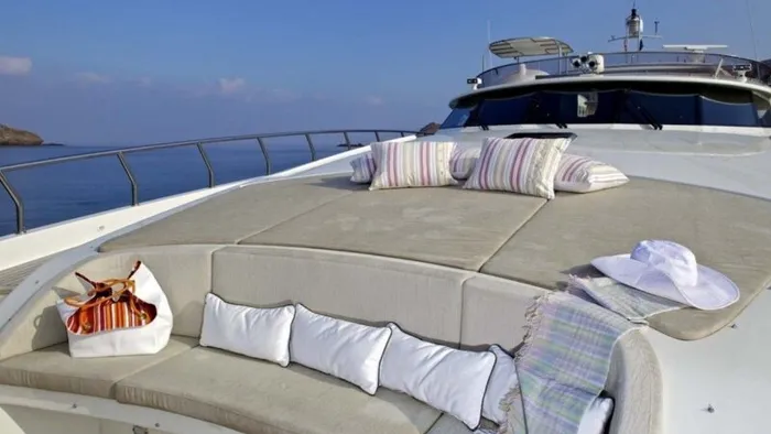 Носовая зона отдыха на яхте